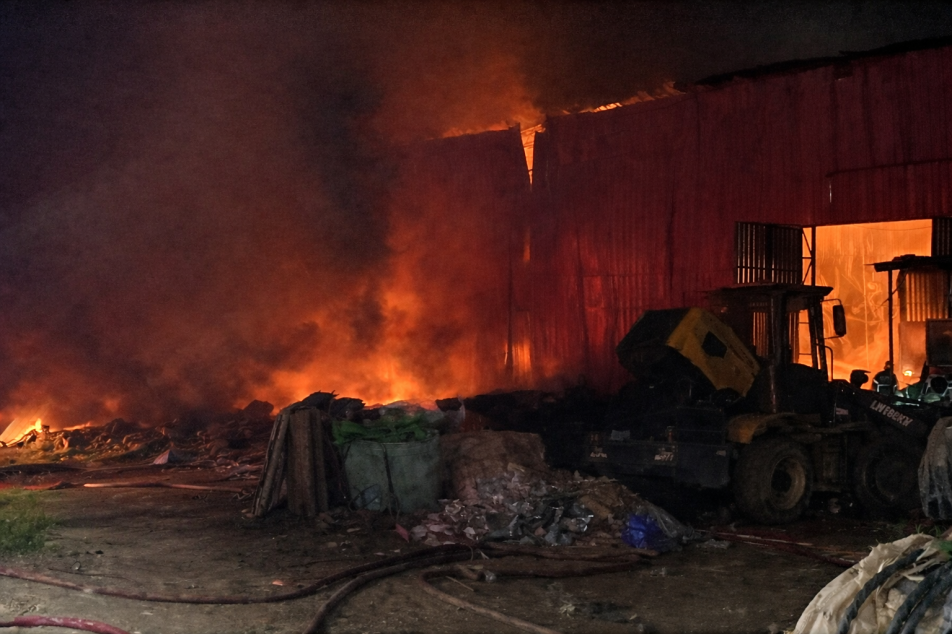 Gebze'de korkutan yangın söndürüldü