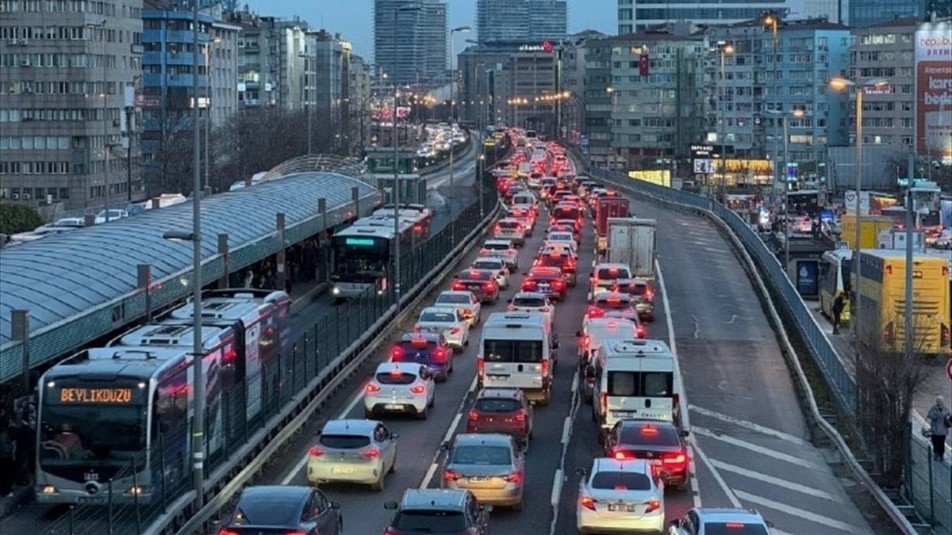 İstanbul'da akşam saatlerinde trafik yoğunluğu yüzde 83'e çıktı