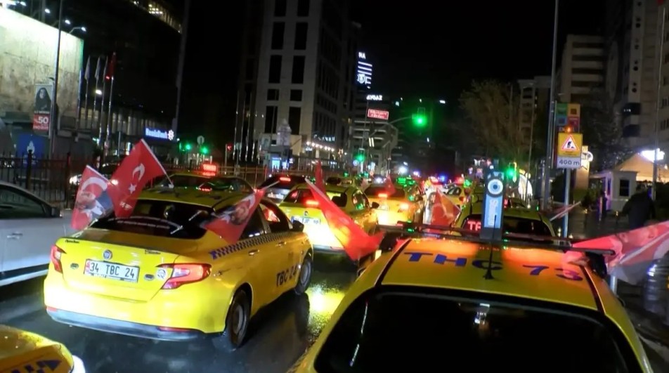 Taksicilerden Türk Bayrağına Saygısızlığa Sert Tepki