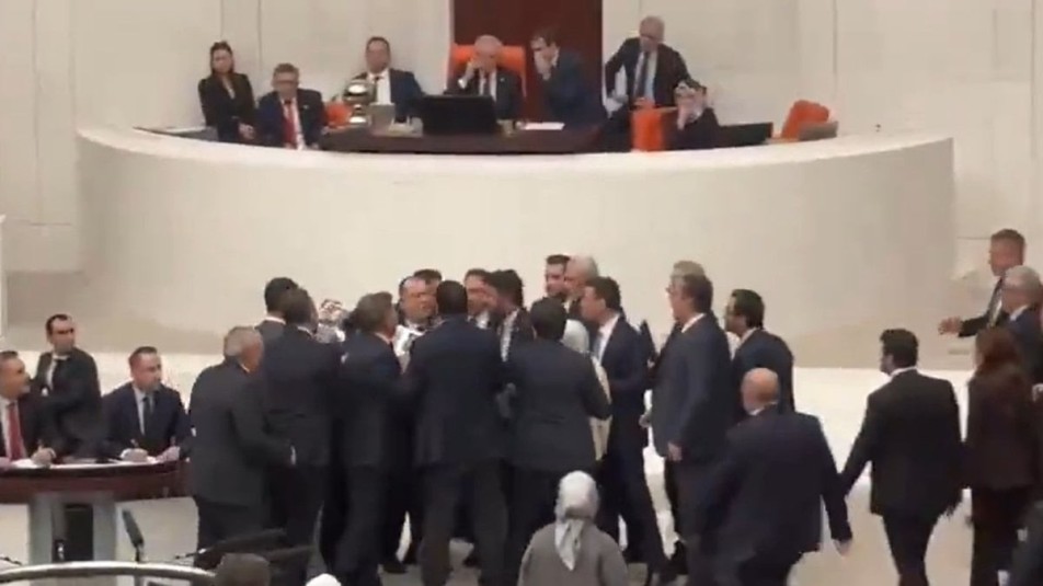 TBMM Genel Kurulu'nda yumruklu kavga