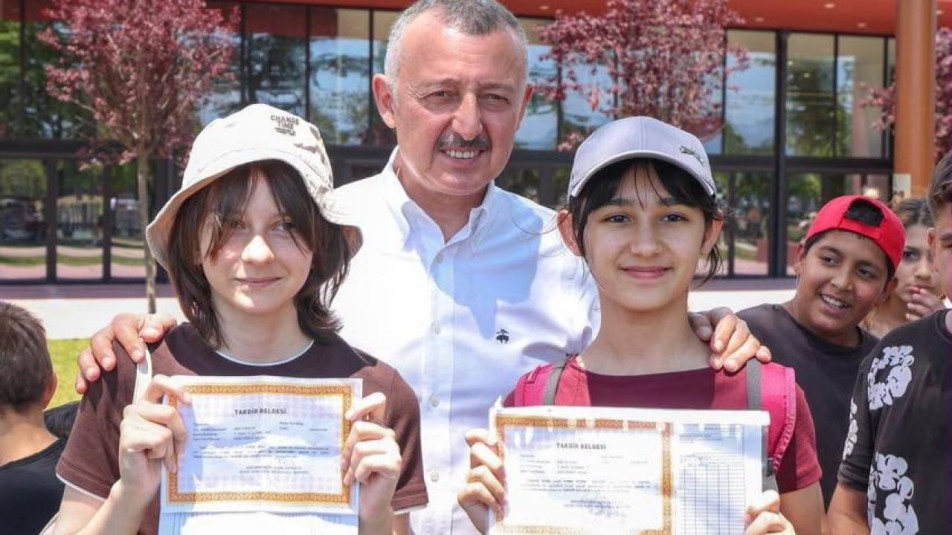 Başkan Büyükakın, karne alan öğrencilerin mutluluğunu paylaştı