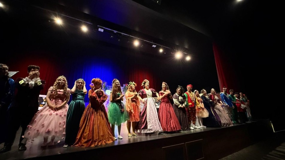 Çayırovalı genç tiyatrocuların performansı büyük alkış aldı