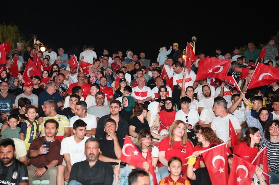 Darıca'da Dünya Kupası Gururu: Tarihi Türkiye - Avustralya Maçı Dev Ekranda