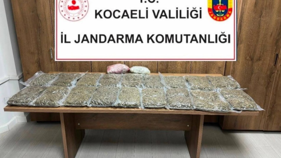 Dilovası gişelerinde 10 kilogram skunk maddesi ele geçirildi