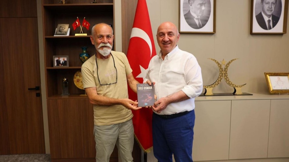 Gazeteci Erol Polat, kitabını Başkan Bıyık'a takdim etti