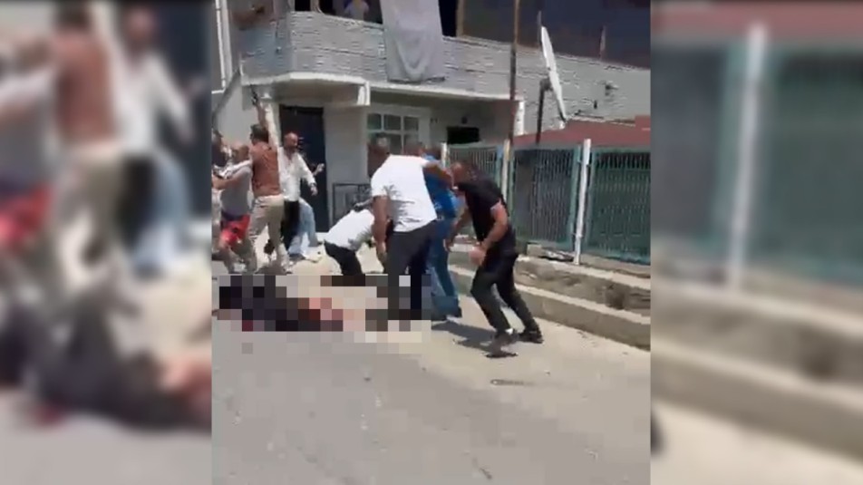 Kocası tarafından sokak ortasında bıçaklanan kadın hayatını kaybetti